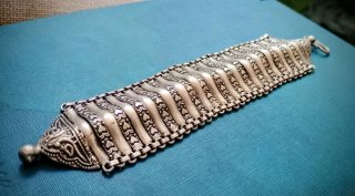 Bracciale con elementi mobili di fattura indiana