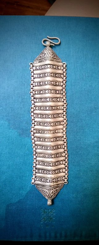 Bracciale con elementi mobili di fattura indiana