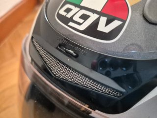 Casco AGV gris y blanco