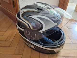 Casco AGV gris y blanco