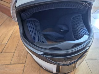 Casco AGV gris y blanco