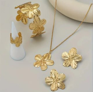 Conjunto collar, pulsera y pendientes flor dorados