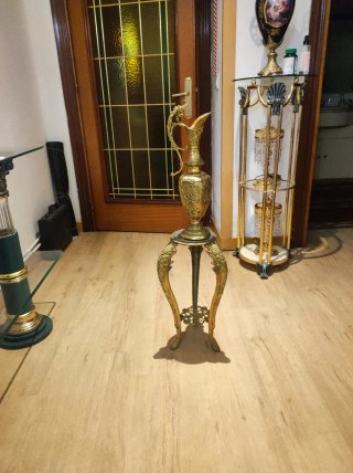 Jarrón Bronce con Mesa Elegante