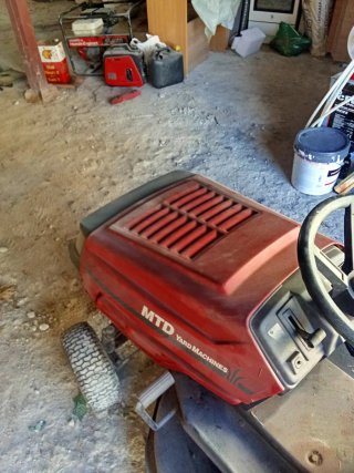 Tractor cortacésped para reparar motor.