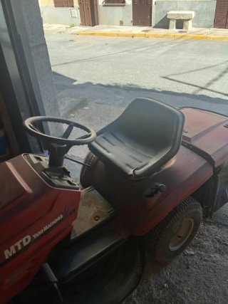 Tractor cortacésped para reparar motor.