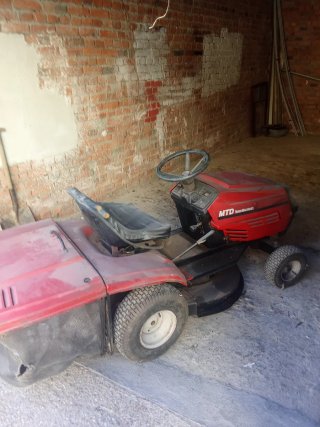 Tractor cortacésped para reparar motor.
