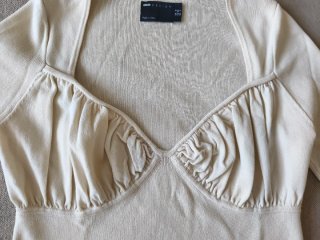 Top beige manga larga escote corazón