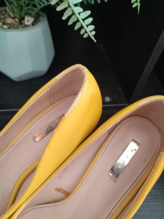 Zapatos amarillos de tacón medio