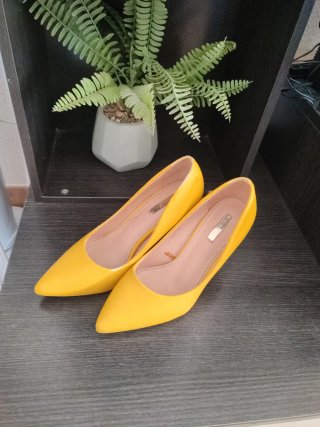 Zapatos amarillos de tacón medio