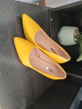 Zapatos amarillos de tacón medio