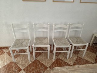 Juego de 4 sillas de madera blancas