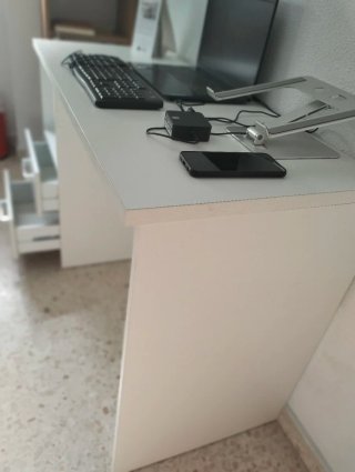 Escritorio blanco Ikea con dos cajones.No envio