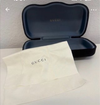 Gafas de sol Gucci negras y doradas