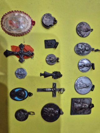Conjunto de medallitas antiguas religiosas
