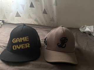 Gorras Negras y Beige