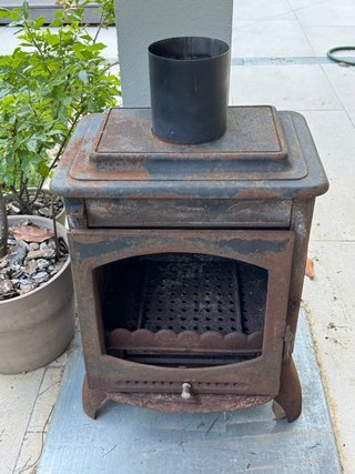 Estufa de leña vintage metal negra