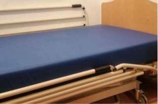 Cama geriátrica motorizada con elevador 55 a 92 cm