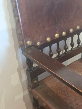 Silla antigua de cuero y madera