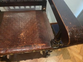Silla antigua de cuero y madera