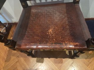 Silla antigua de cuero y madera