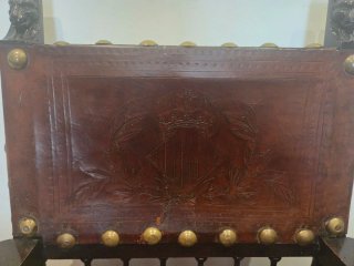 Silla antigua de cuero y madera