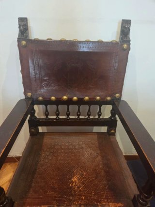 Silla antigua de cuero y madera