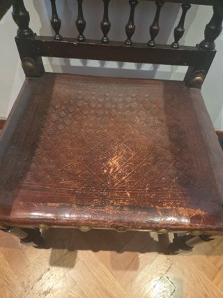 Silla antigua de cuero y madera