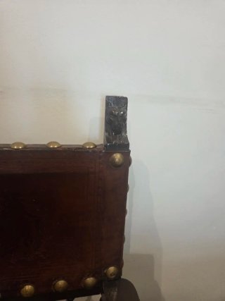 Silla antigua de cuero y madera