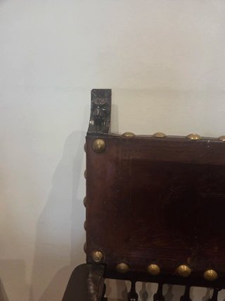 Silla antigua de cuero y madera