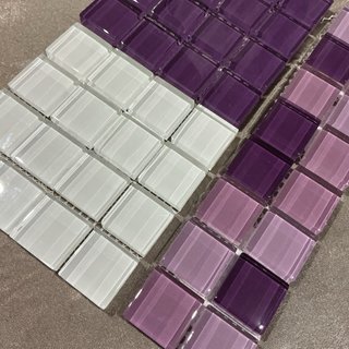 Tessere per mosaico in vetro viola e bianche
