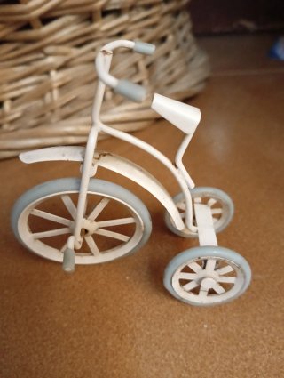 Triciclo vintage escala 1/12 para casa de muñecas.