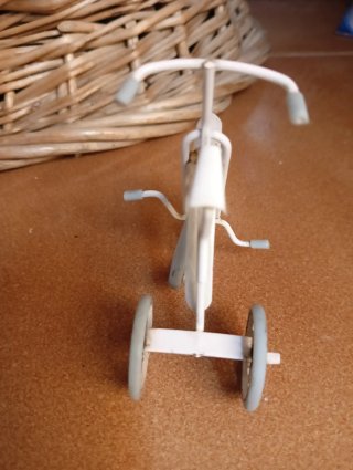 Triciclo vintage escala 1/12 para casa de muñecas.