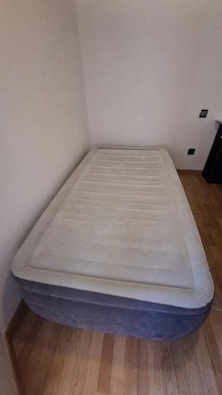 Colchón inflable Index gama dura + juego sábanas