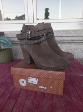 Botines ante grises con hebilla y cremallera