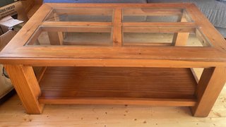 Mesa de centro de madera con tapa de cristal