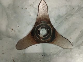 Desbrozadora con arnés, careta y accesorios.