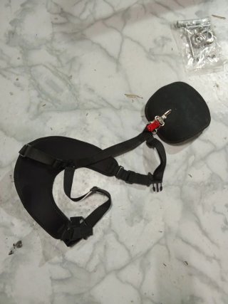 Desbrozadora con arnés, careta y accesorios.