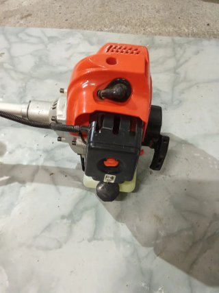 Desbrozadora con arnés, careta y accesorios.