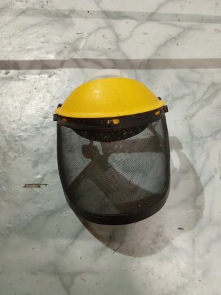 Desbrozadora con arnés, careta y accesorios.