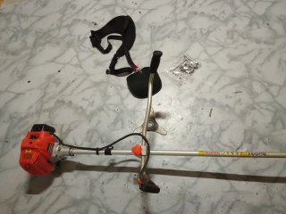 Desbrozadora con arnés, careta y accesorios.