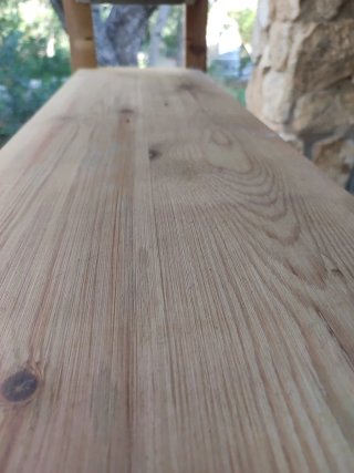 Estantería de madera rústica