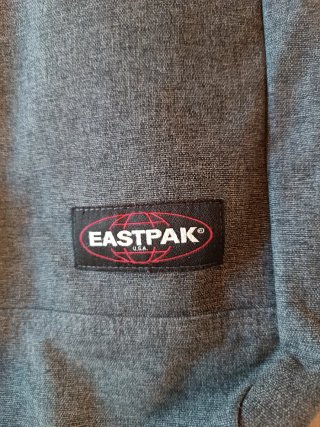 Bolso Eastpak gris