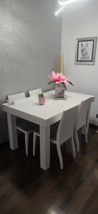 Mesa EXTENSIBLE y 4 Sillas Comedor Blancas