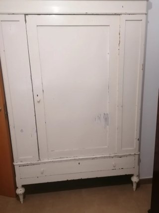 Armario blanco de madera