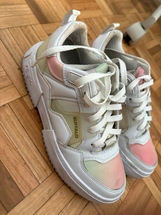 Zapatillas Buffalo blancas con detalles rosa y ver