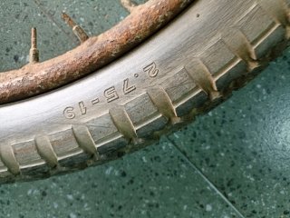 BultaTralla 101 Neumático Pirelli 2.75x19