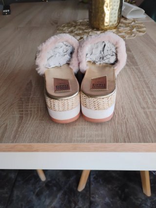 Sandalias de plataforma rosa con perlas