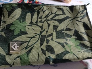 Neceser con diseño de lagarto y hoja