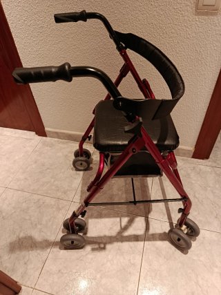 Andador plegable con asiento y bolsa.