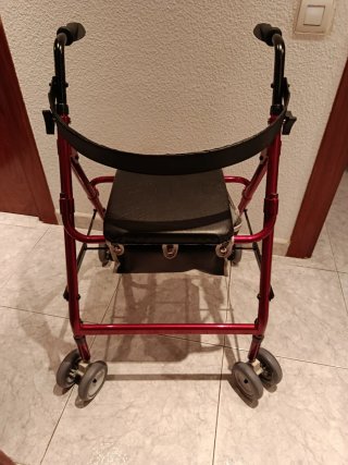 Andador plegable con asiento y bolsa.